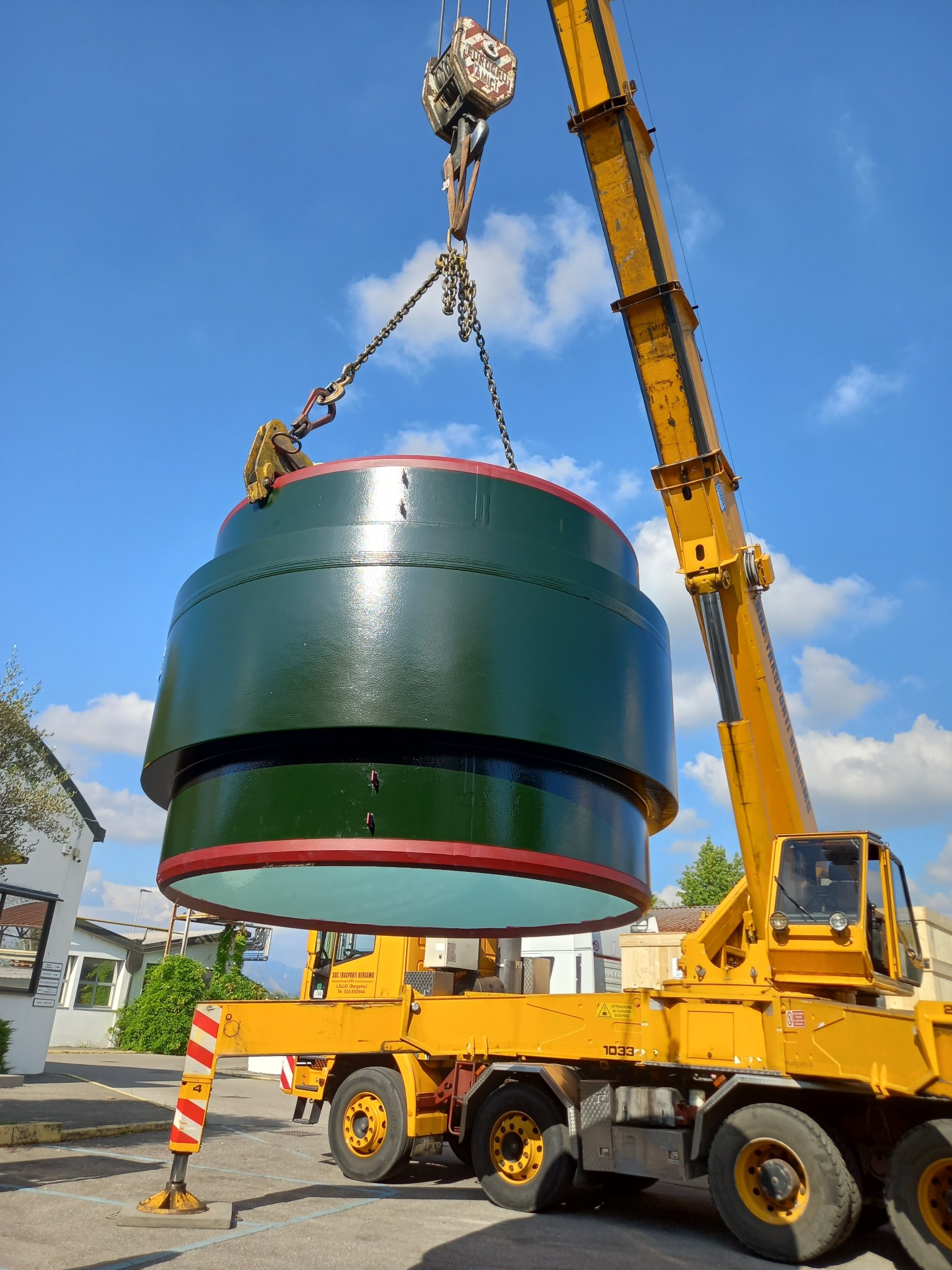 Large monolithic insulating joint during crane loading